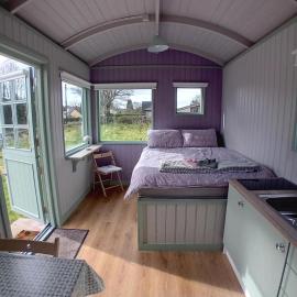 Market Street Shepherd's Hut Leitrim, hotel in Dromahair