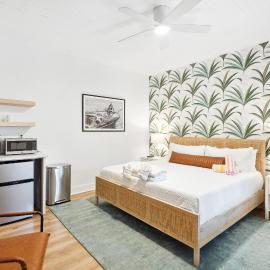 Folliday Inn - The Cobra - Room 32