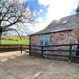 Oaklands Cottage on a rural farm, hotell i Dingestow