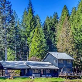 Waterfront Cabin at White Pass and Mt Rainier National Park