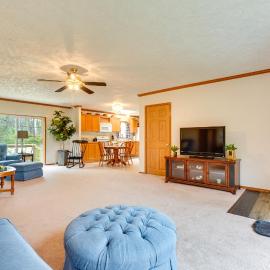 Serene Zanesville Getaway: Hot Tub, 2 Decks!, hotel in Zanesville