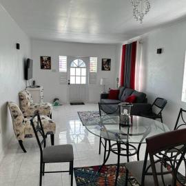 Charming St James Cottage - Walk to Beach: Saint James şehrinde bir otel
