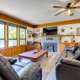 1 Mi to Lake: Hot Tub Haven in Pollock Pines!