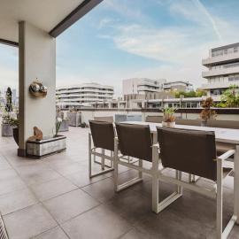 Bay Street Terrace - Spacious Indoor-Outdoor Design
