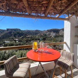 Rambla Retreats Apart Naranja in beautiful location with shared pool & hot tub, hotel v destinácii Oria