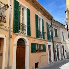 Casa di Tonno - autentieke vakantiewoning met panoramisch dakterras, hotel in Loreto Aprutino