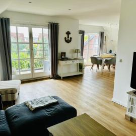 Große deluxe Ferienwohnung mit Balkon, 2 SZ und nur 300m zum Strand