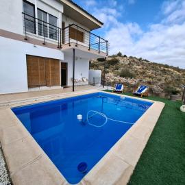 3 Bed Chalet-Pool-Pets-Hot Tub-Parking-Garden, hotel a Chiva