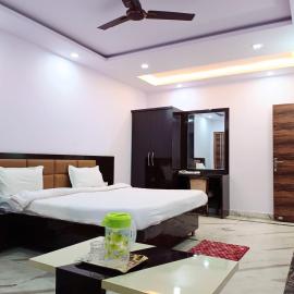 Hotel Pink Paradise، فندق في جوراكبور