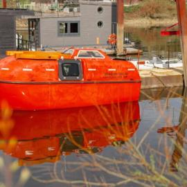 Ausgebautes Freifallrettungsboot KNUTSCHKUGEL, hotel a Hamburg