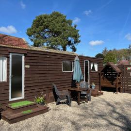Donegal Cabin with Hot tub Option, Hotel in Dernacally