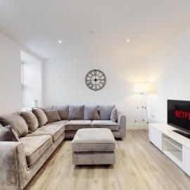 Spacious 3BR Abertillery Base w/ Mountain Views, hotel a Abertillery