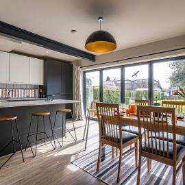 SPACIOUS HOME WITH GARDEN-SLEEPS 5 Contractors, families, and group stays welcome, hotel in Beeston