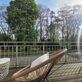 Mit Blick in den Emsseepark