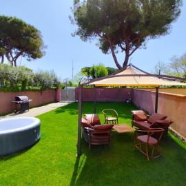 - SeaFront Deluxe Home- [Private Jacuzzi & Garden], hotel in Marina di Carrara