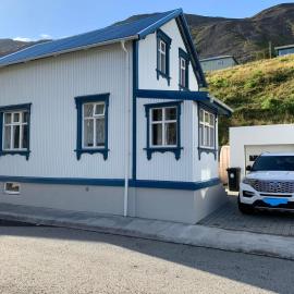 Charming villa with hot tub and sauna: Suðureyri şehrinde bir otel