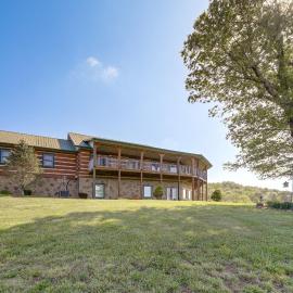 Panoramic Mtn Views: Spacious Tennessee Home!, hotelli kohteessa Newport