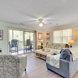 Coastal Condo w/ Screened Deck + Community Pool, viešbutis mieste Sautportas