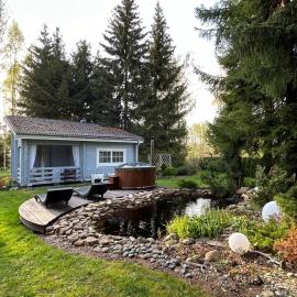 Romantic cozy house Kirzacinas pirts with sauna close to seaside, hotel in Skulte