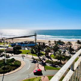 Nomacurvy beach front accommodation โรงแรมในเดอร์บัน