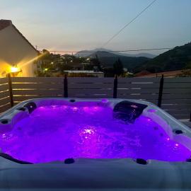 Villa Eftychia Serene Getaway with Hot Tub in a Quiet Location, Hotel in Kissamos