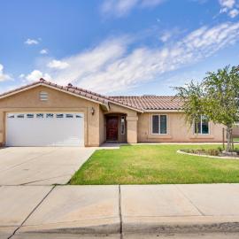 Yuma Family Home w/ Covered Patio + Grill!, hotel v mestu Yuma