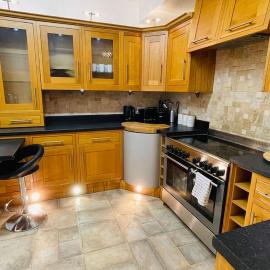 King-size bed en- suit, Luxury refurbished home, Hotel in Balderton
