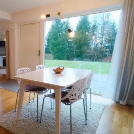 Modern, private & fully equipped for 3 & 2 children, near forest, with kitchen washer, pets friendly, hotel a Floda