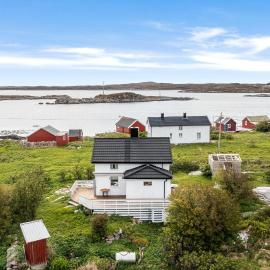Cozy Home In Norddyrøy With Kitchen, hotelli kohteessa Sætra