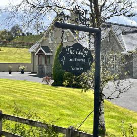 The Lodge Self Catering Donegal Town, hotel i Donegal