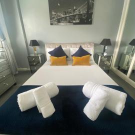 The Brook House - Spacious 3 Bed Home From Home in Burton, hotel in Burton upon Trent