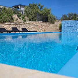 The Sea View with pool: Drage şehrinde bir otel