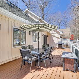 Spacious Retreat 7 Mi to Tobyhanna State Park!, hotelli kohteessa Tobyhanna