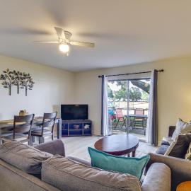 Airy Biloxi Condo w/ Patio: Walk to Beach!, viešbutis mieste Biloksis