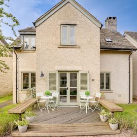 Toad Hall Pet-Friendly Family Stay, Lake Access, hotel in Somerford Keynes