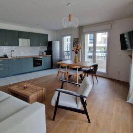 Chic & Spacious 3-Bedroom with balcony