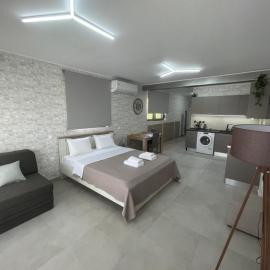 AVR Airport Deluxe Suites 6 AIRPORT FREE SHUTLE, hotel in Markopoulo