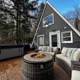 NEW! Cozy & Modern A-Frame in the woods w/HOT TUB: Tamworth şehrinde bir otel