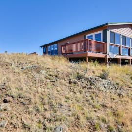 Tranquil Cabin Getaway w/ Panoramic Mtn View!, hotel din Antero Junction