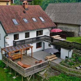 Hisa Brdo Guesthouse، فندق في تولمين