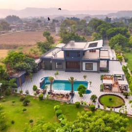 StayVista's Hampton Acres - Outdoor Pool, Vast Lawn & Terrace, hotel di Dhauj