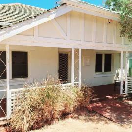 Central to town - Vintage and cosy entire home, hotell i Geraldton
