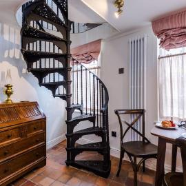 Rustic Chester Cottage Near Shops & Terrace, hotel en Chester