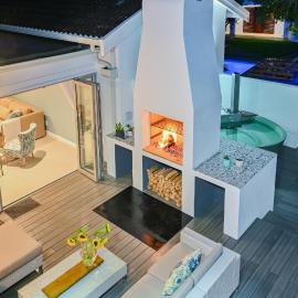 Spray Villa Bloubergstrand with hot tub and close to the beach, hotel in Bloubergstrand