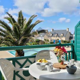 LocaLise - A18 - Appartement avec balcon - Petite vue mer à travers le palmier - Piscine de avril à septembre - Wifi inclus - Animaux admis - Draps inclus - Parking inclus、ル・ギルヴィネックのホテル