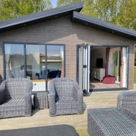 Luxury 2-Bed Lodge in Routh Sleeps 4 with Hot Tub, hotel a Beverley