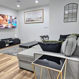 Cozy 2 bedrooms and 1 bath for 4 guests!, hotel i Calgary