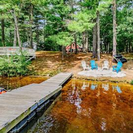 Dock! Dog-Friendly Lakefront Gem in Southern Maine, מלון בLimerick