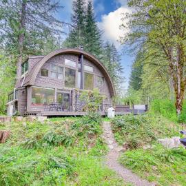 Riverfront Skykomish Cabin w/ Private Hot Tub!, hotel u gradu Skykomish