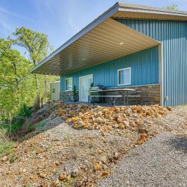 Lake Views, Fire Pit! ‘Blue Cabin’ Ozarks Getaway, מלון בקמדנטון